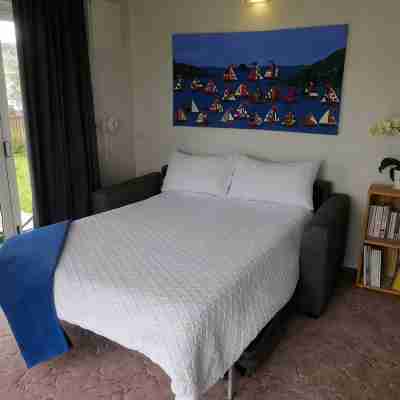 Quiet little batch just 5min walk from shops Rooms