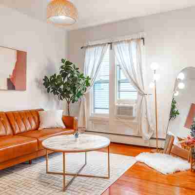 East Rock Gem: 5 min to Yale, King Bed, Fast WiFi & Parking Others