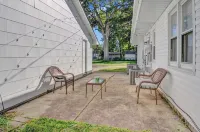 Charming 2-bedroom house in amazing Belleville with AC, WiFi - Homestays