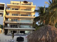 Beachfront condo - steps to sand and surf - Homestays