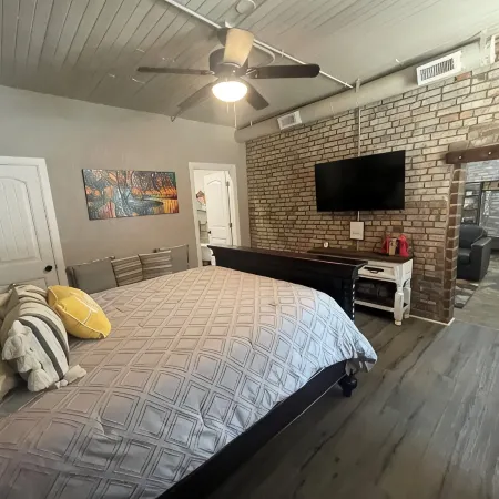 The Nest at Main Street Suites: Unique Apt in historic downtown Van Buren, AR