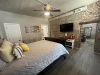 The Nest at Main Street Suites: Unique Apt in historic downtown Van Buren, AR - 3-Star