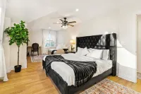 French Country Cottage in lovely Glen Ellyn! - 5 ดาว