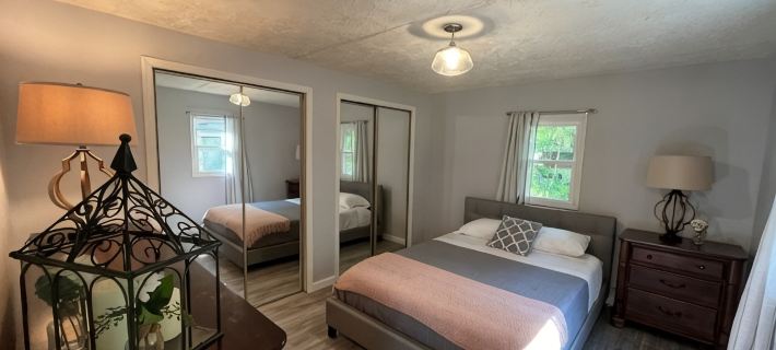 Cozy Modern Cabin in the Woods Hotels in Wayne County