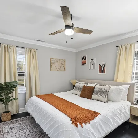 Cozy 4Bd Bungalow w/ Private Backyard Lounge and Game Room Mins to Downtown