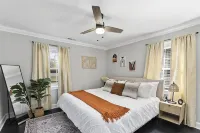 Cozy 4Bd Bungalow w/ Private Backyard Lounge and Game Room Mins to Downtown - Balkon