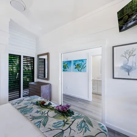 Newly remodeled with AC, gorgeous ground floor condo 87, 3 min walk to beach