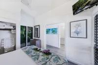 Newly remodeled with AC, gorgeous ground floor condo 87, 3 min walk to beach - نادي رياضي