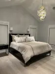 4 bed, 3.5 bath house with a 3 car garage, steam shower and fireplace! NO PETS! - 부티크