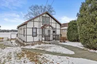 Charming 2-bedroom Lake House Directly on Cross Lake - 4-Star