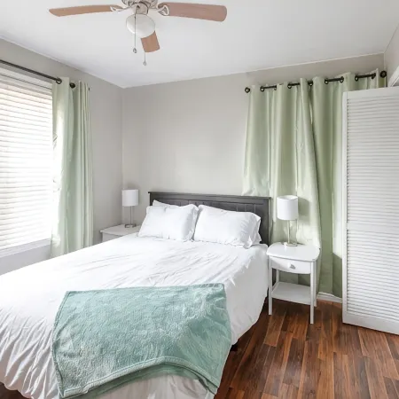 Sage Cottage: Cozy & Serene/ Sleeps 6 / Huge Yard!