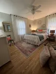 Muletown's Cozy Classic w/ hot tub, outdoor game area, and fire pit - 4-Star