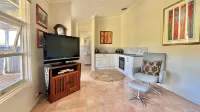 Self contained cabin in quiet coastal bushland setting. Pet friendly!