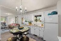 Cozy Cabin 3.5 min from Sportman's! - Chalets