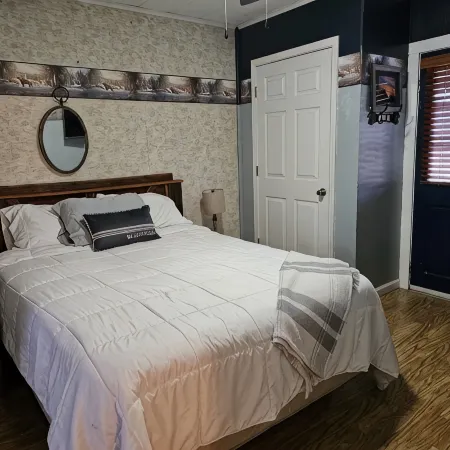 Cute and comfy 1 bedroom with 1 queen bed/private bath Hoteles en Condado de Shannon