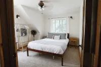 Forest Family Cabin Near Priest Lake with Fireplace, Large Yard & Dogs Allowed - Kuntosalit