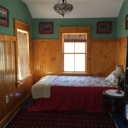 Beautiful cottage on quiet country road walking distance to charming North Creek