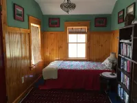 Beautiful cottage on quiet country road walking distance to charming North Creek - Wifi