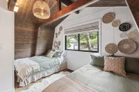 Hilltop 3-bedroom Retreat with Lake Views, AC, EV Charger at Lake Gregory - Parvekkeita