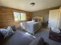 Cozy Chalet - 1 mile from town entrance! Lake Views! - Chalets