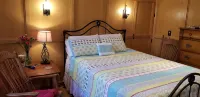 Private Upper Room w/large soaking tub/shower with view of 7 Sisters Mountains! - 3성급