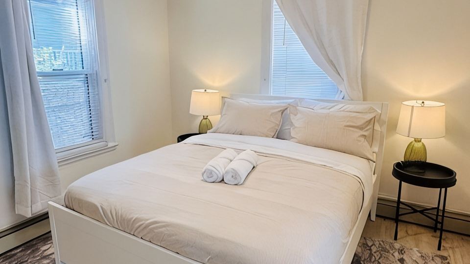 Modern 2BR near subway & parking available