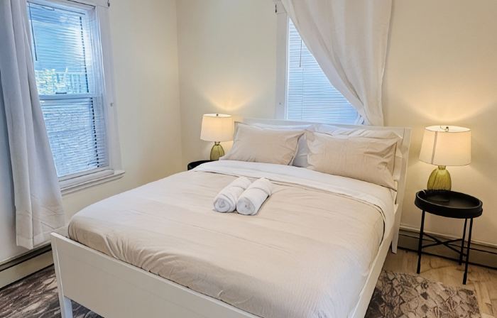 Modern 2BR near subway & parking available
