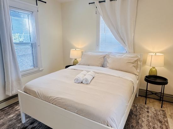 Modern 2BR near subway & parking available