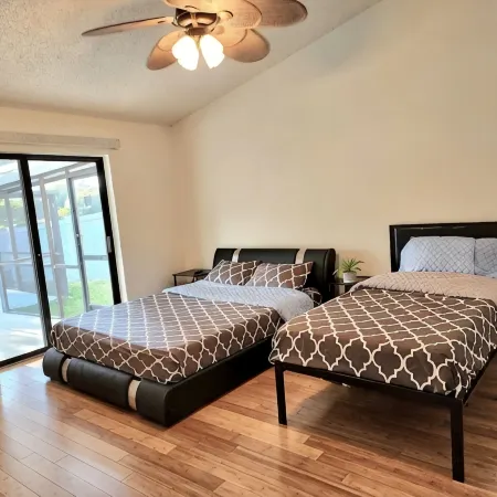 Beautiful 3BR Pool home / Billiards / Spa / Close to airport