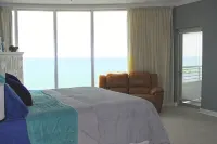 Floor to Ceiling Windows Overlook the Gulf of America's Pristine White Beaches - salle de sport
