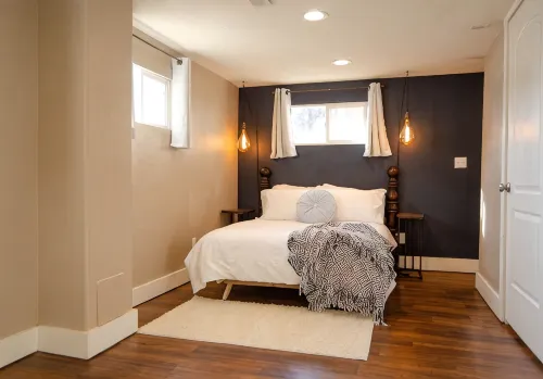 Cozy “Home Away From Home” 1 Bedroom basement Suite w Full Bathroom & laundry - Homestays