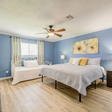 Spacious 4BR for Groups - 3 min to Woodlands Mall, Concerts & More!