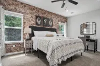 Flower Box at Lake Conroe is a charming 3BR/8P with Gorgeous Outdoor Patio - Homestays