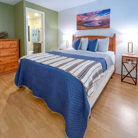 3 minutes walk to the beach. Nearby shopping and restaurants
