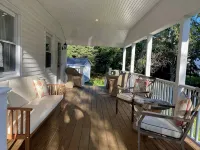 Cozy 3 bedroom house with large covered porch just steps from downtown BBH. - 3-نجوم