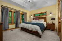 Captain's Chalet: 3,400 sq ft w/ Beach & Pool Pass, Game Rm, Hot Tub, & Firepit - Pools