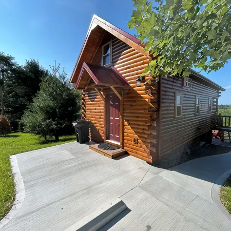 Paradise Peak Cabins “Songbird”outdoor hot tub in the heart of Amish Country