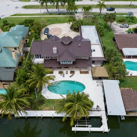 Coco Sands Riverfront Pool Home w/5 Bedrms - 3 min to the beach