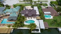 Coco Sands Riverfront Pool Home w/5 Bedrms - 3 min to the beach - 부티크