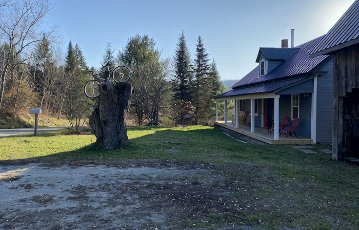 Colorful Farmhouse just minutes from East Burke, Kingdom Trails and Burke Mtn