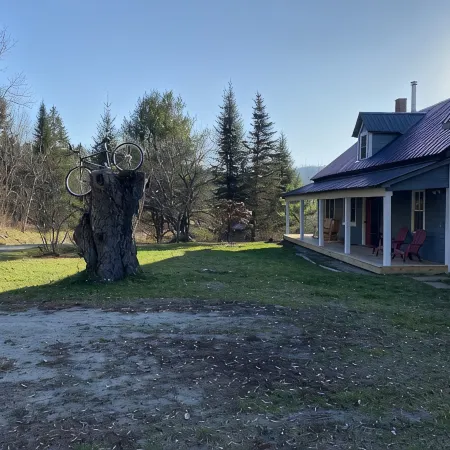 Colorful Farmhouse just minutes from East Burke, Kingdom Trails and Burke Mtn