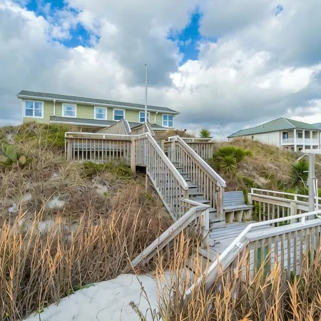 Charming 5-bedroom oceanfront duplex with wonderful views