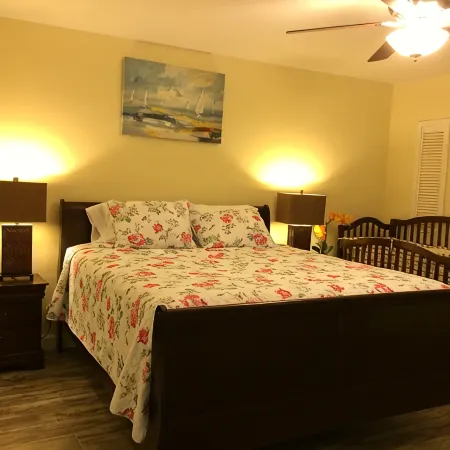 Pembrooke private House, 1000 sqft private Pool, Quiet and comfortable.