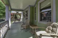 Beautifully Renovated 3 bedroom Elmwood Village Apt - 2 estrellas