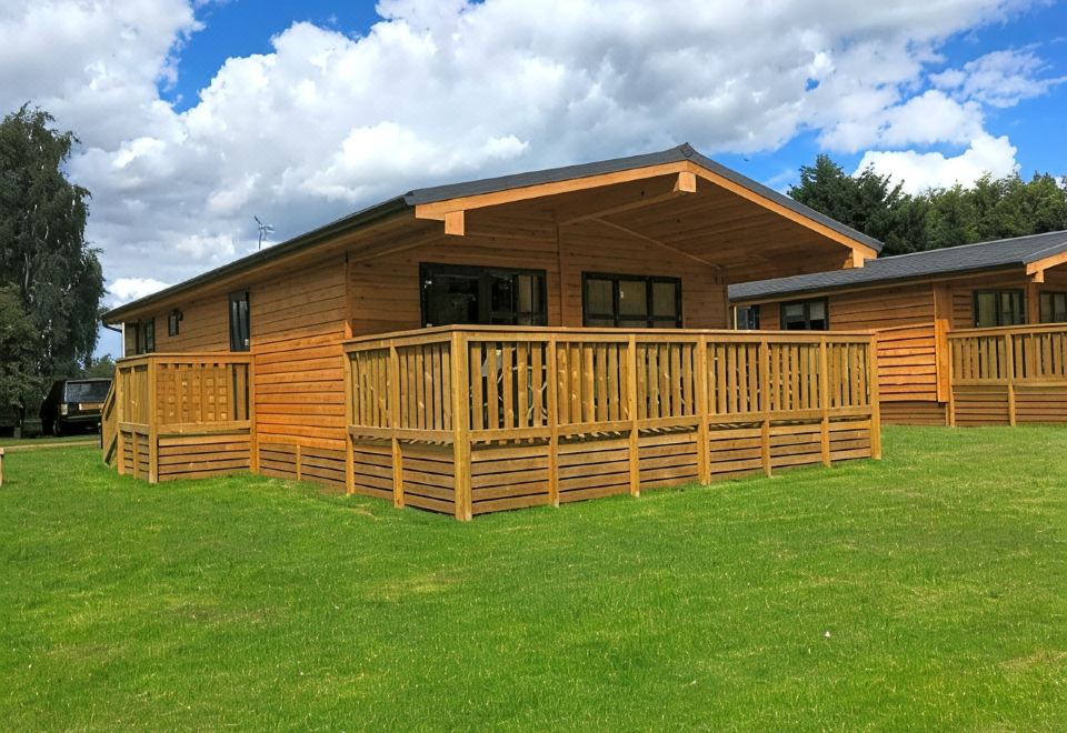 Woodlakes Park By Liv Retreats - Housity