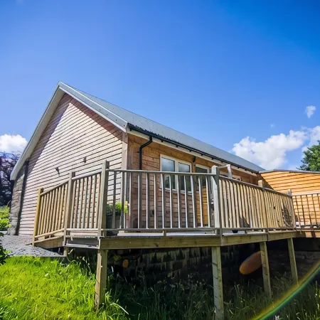 Cosy Riverside Escape with Hot Tub | Garth Cottage キリンのホテル