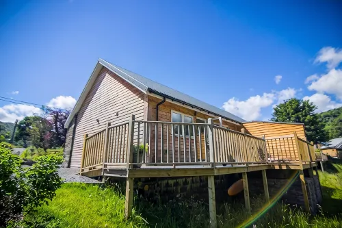 Cosy Riverside Escape with Hot Tub | Garth Cottage - Хоумстей