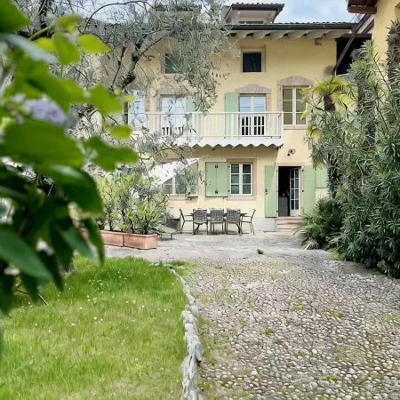 Lake Garda: Idyllic villa in quiet village center with olive and palm trees garden