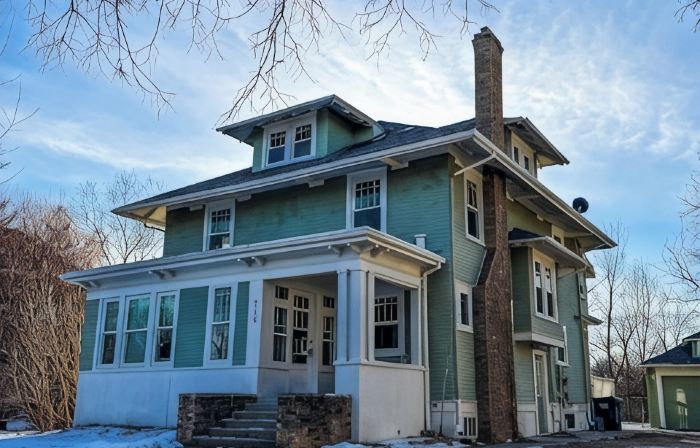 CRAFTSMAN’sUPSTAIRS! 3 bd rm w/impressive attic!