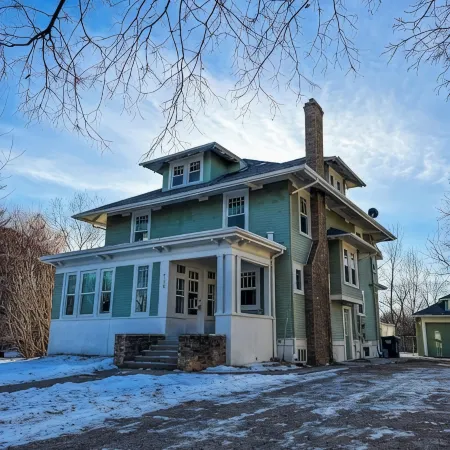 CRAFTSMAN’sUPSTAIRS! 3 bd rm w/impressive attic!